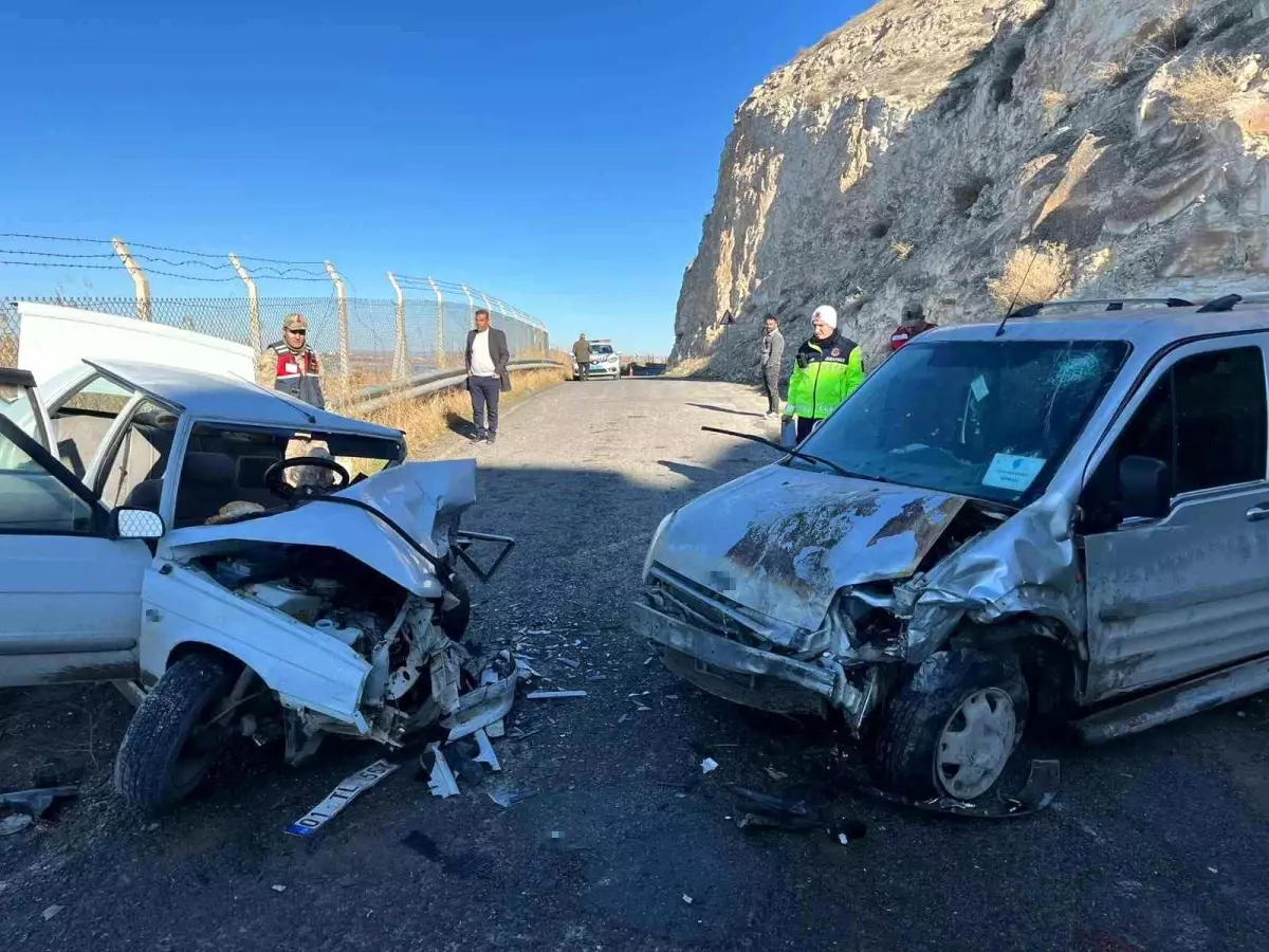 Şanlıurfa'da 2 araç çarpıştı: 3 yaralı