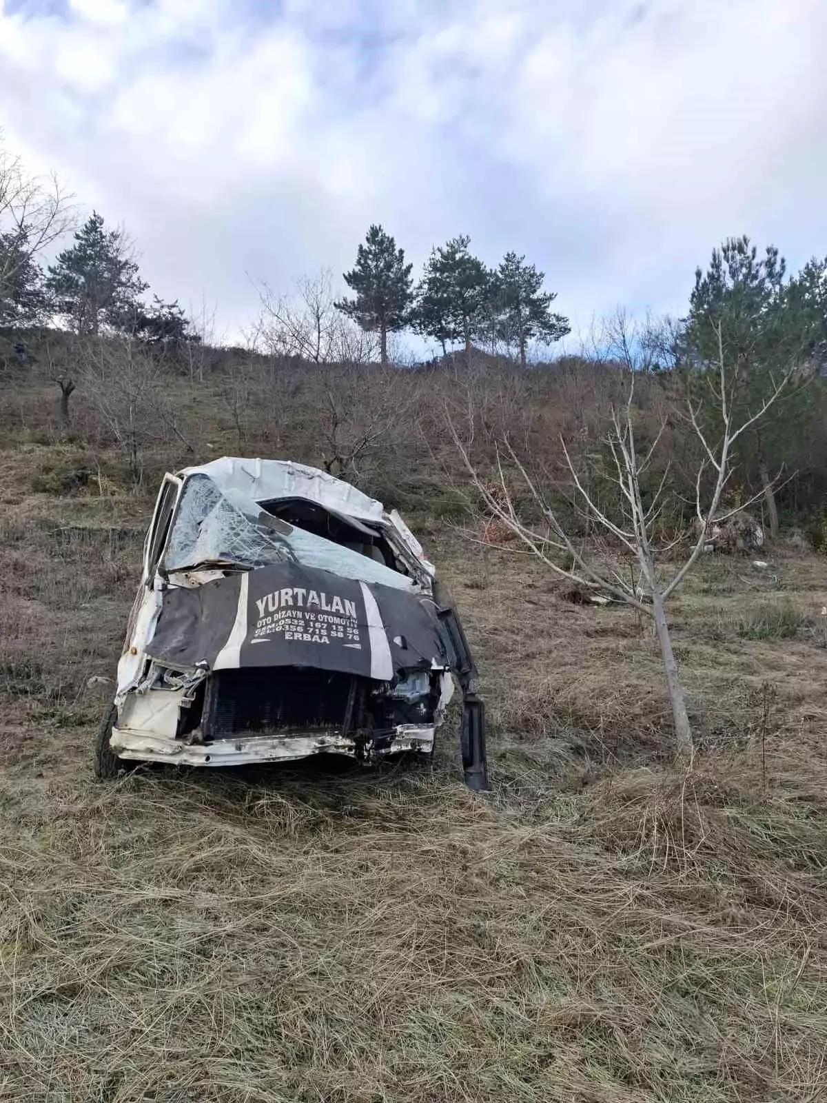 Şarampole devrilen minibüs hurda yığınına döndü: 1 yaralı