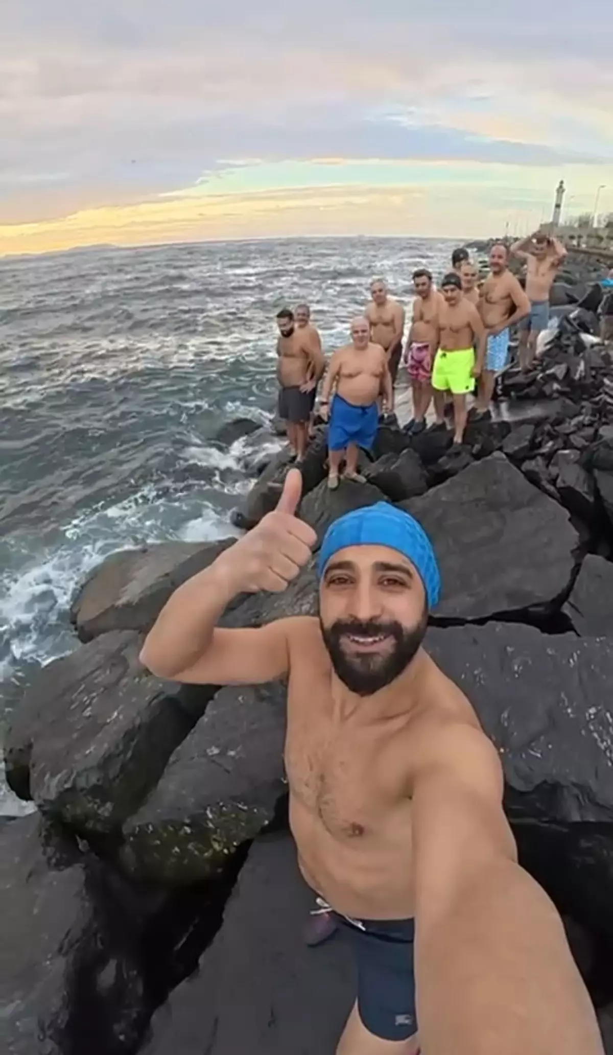 Sarayburnu'nda lodosa rağmen denize girdiler