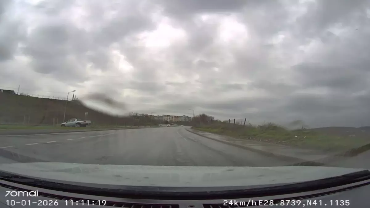 Sultangazi'de hakimiyetini kaybeden sürücü kullandığı araçla refüje çıkarak durabildi