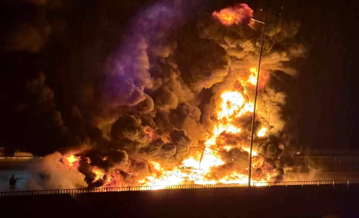 TAG Otoyolu'nda bebek bezi yüklü tır alev alev yandı