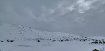 Tokat'ta Üçoluk Göleti'nin yüzeyi buz tuttu