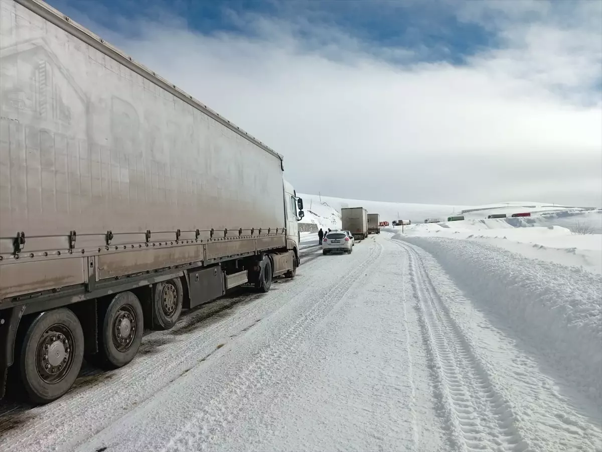 Türkgözü-Posof-Damal kara yolunda buzlanma nedeniyle yolda kalan 11 tır kurtarıldı