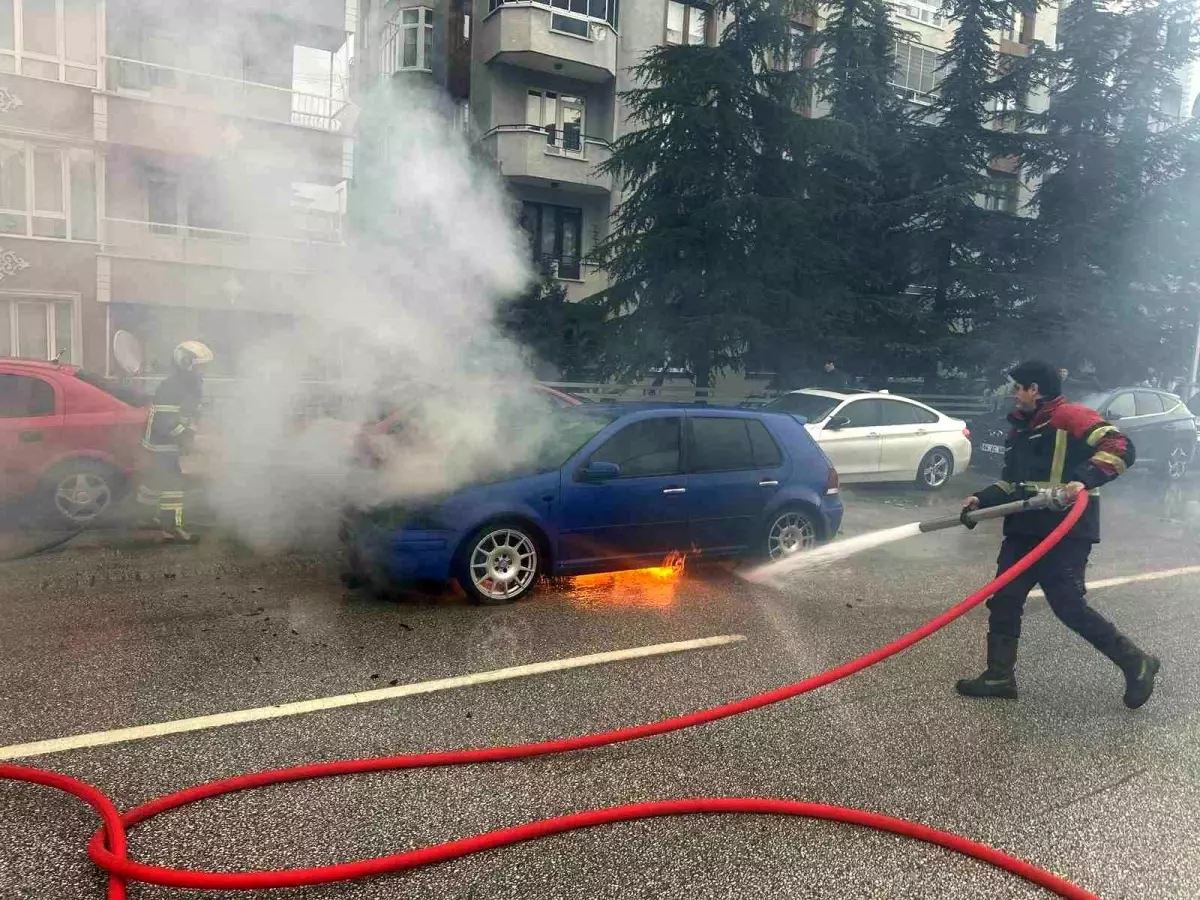Uşak'ta seyir halindeki otomobil alev aldı