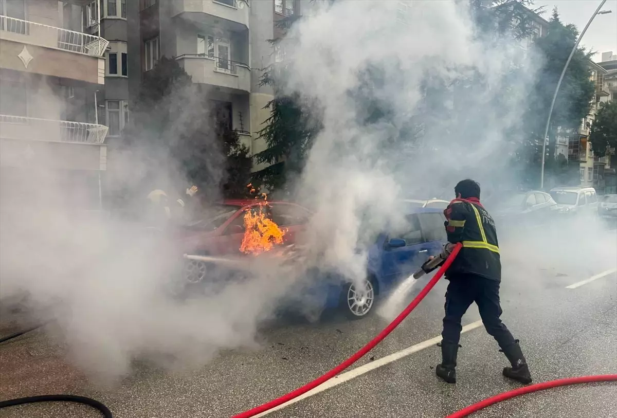 Uşak'ta seyir halindeki otomobilde çıkan yangın söndürüldü