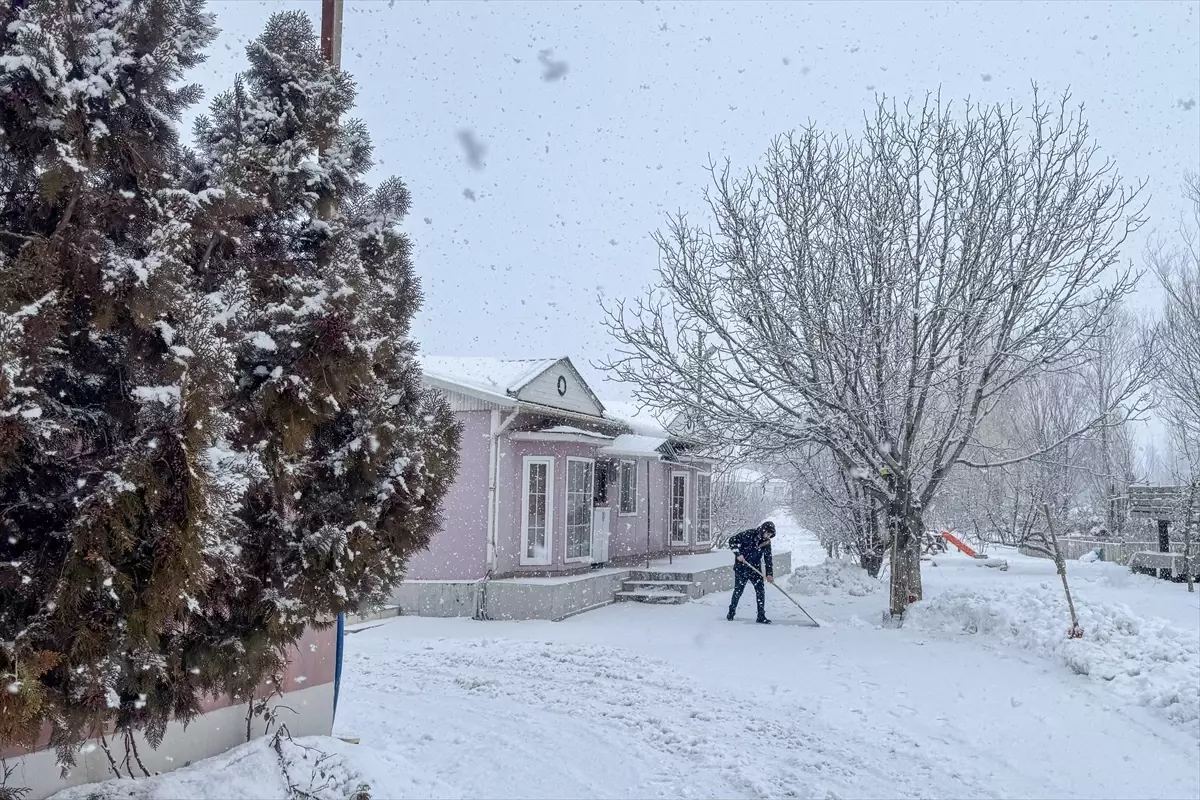 Van, Bitlis, Muş ve Hakkari'de 1011 yerleşim yerine ulaşım sağlanamıyor