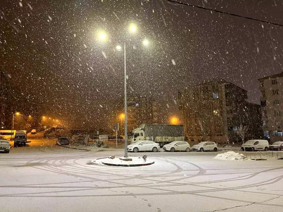 Adıyaman'da kar yağışı etkisini artırdı