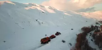 Ağrı'da 'kar kaplanları' kesintisiz ulaşım için gece gündüz çalışıyor