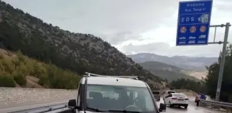 Antalya'da bariyere çarpan hafif ticari araçtaki 1 kişi öldü, 1 kişi yaralandı