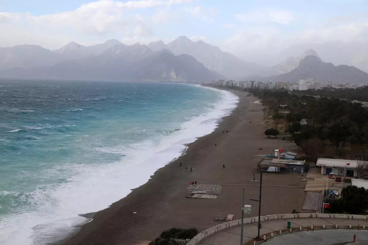 Antalya'da sis ve kuvvetli rüzgar