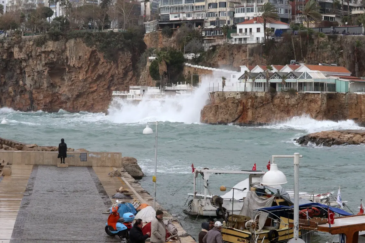 Antalya'da sis ve kuvvetli rüzgar