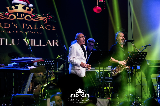 Aşkın Nur Yengi yeni yıla Lord's Palace sahnesinde coşkuyla girdi