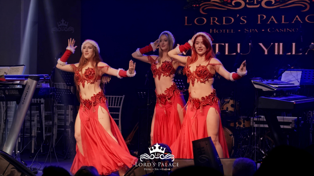 Aşkın Nur Yengi yeni yıla Lord's Palace sahnesinde coşkuyla girdi