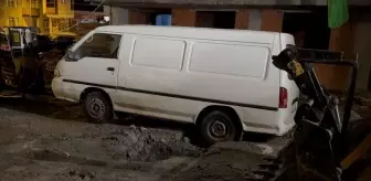 Bahçelievler'de kuvvetli yağış nedeniyle çöken yolda çukur oluştu