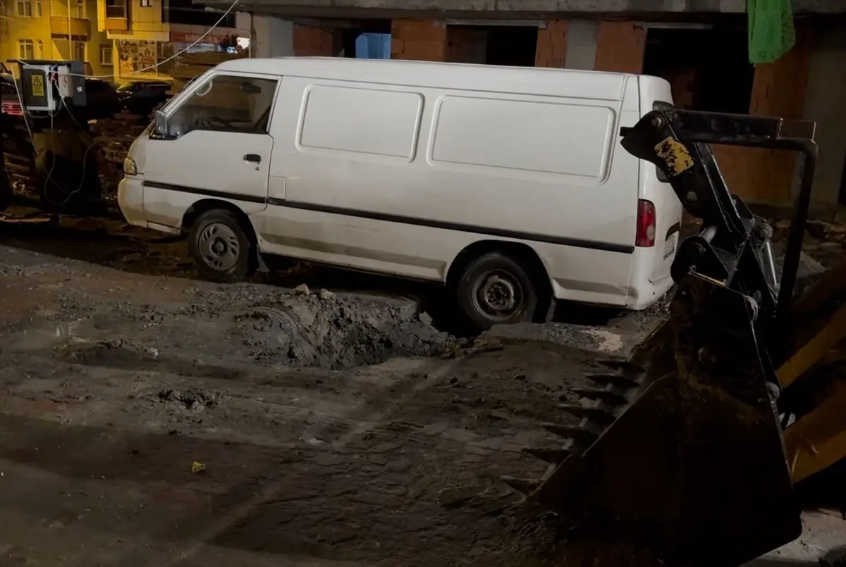 Bahçelievler'de kuvvetli yağış nedeniyle çöken yolda çukur oluştu