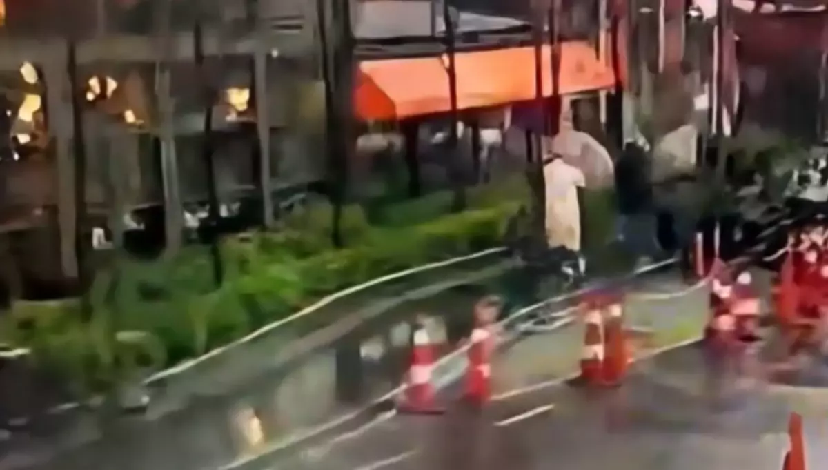 Beyoğlu'nda Şehir Plancısı kadın fırtınada devrilen tabelanın altında kaldı; yaşam mücadelesi veriyor