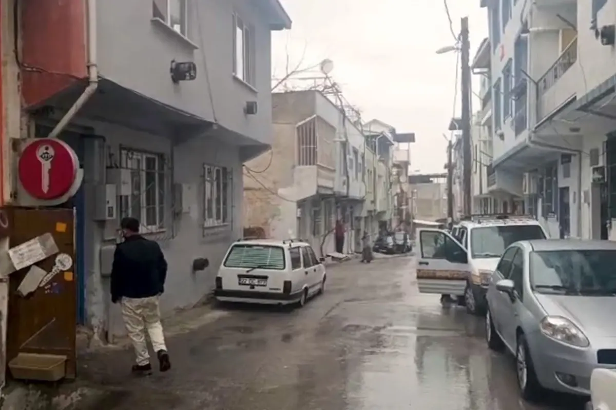 Boşanma aşamasındaki eşini tabancayla vurup, polise teslim oldu