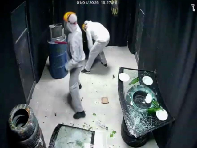 bu eve gelen her seyi kirip dokuyor 19450623 2666 m