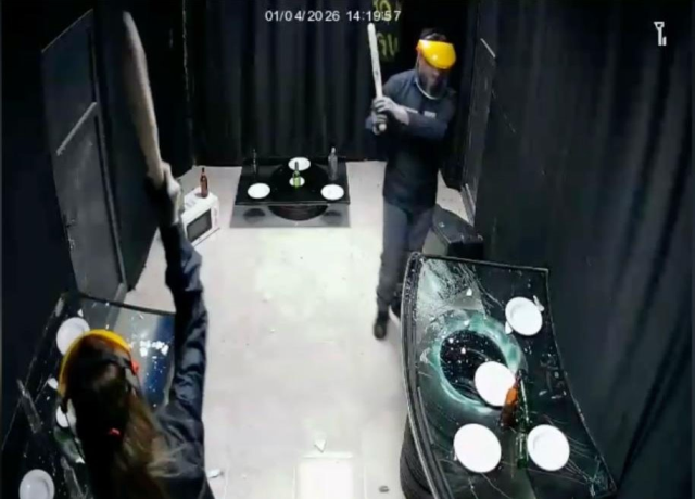 bu eve gelen her seyi kirip dokuyor 19450623 4980 m