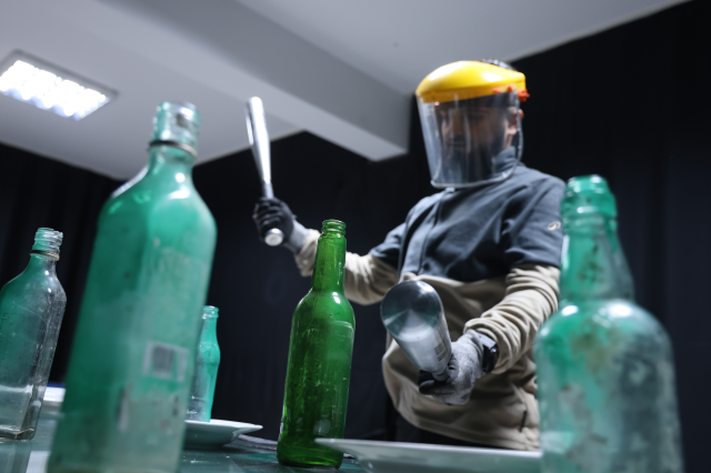 bu eve gelen her seyi kirip dokuyor 19450623 8982 m