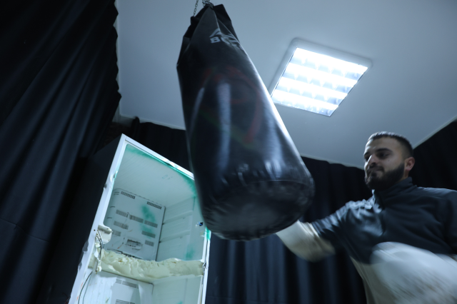 bu eve gelen her seyi kirip dokuyor 19450623 9997 m