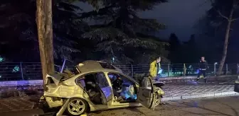 Bursa'da ağaca çarpan otomobildeki 2 kişi ağır yaralandı