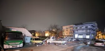 Bursa'da kuvvetli rüzgar nedeniyle duvar araçların üstüne devrildi