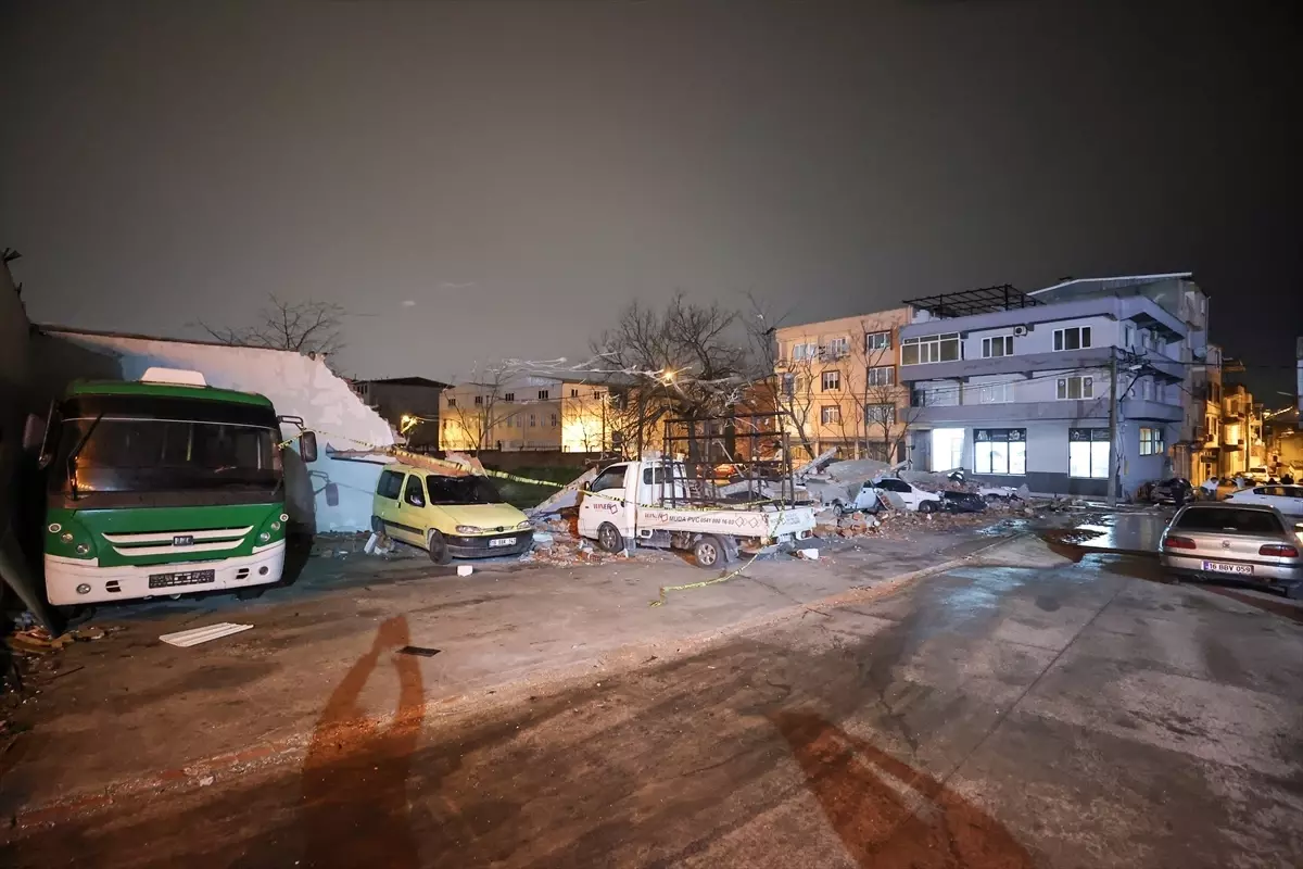 Bursa'da kuvvetli rüzgar nedeniyle duvar araçların üstüne devrildi