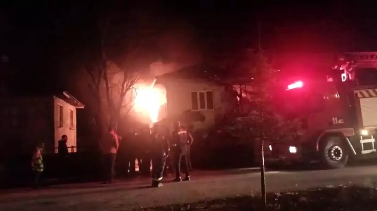 Çatıdan yükselen alevler hızla yayılarak iki katlı evi küle çevirdi