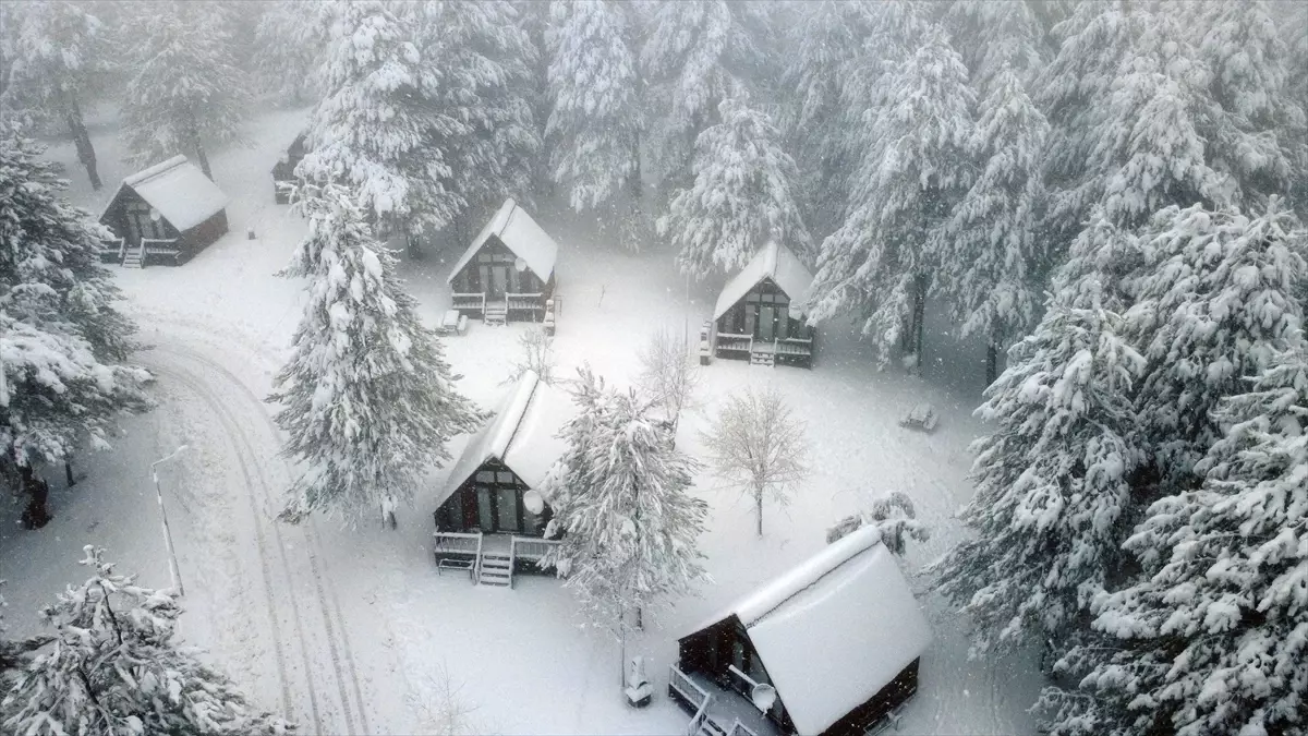 Demirci'nin yüksek kesimlerinde kar etkili oluyor