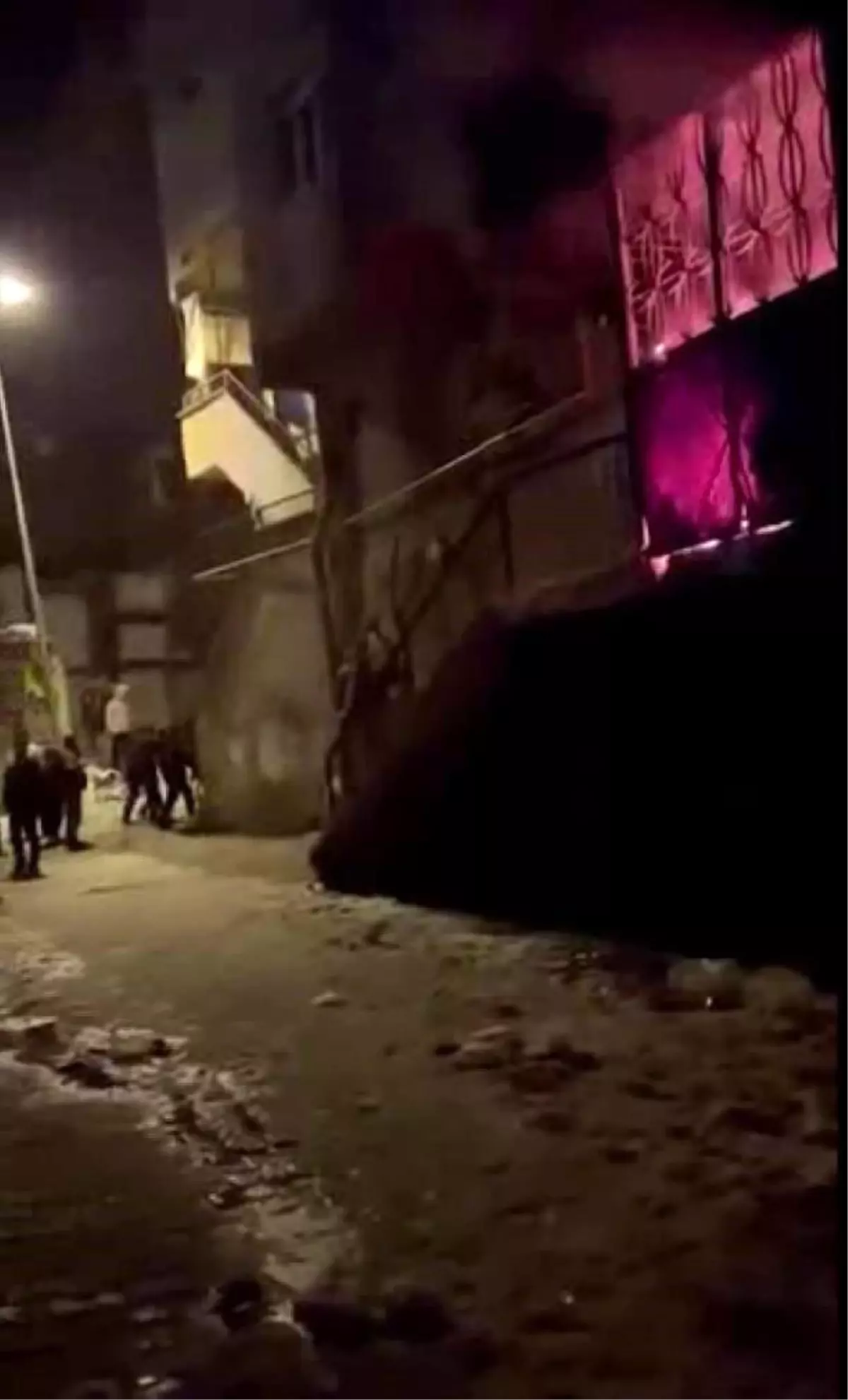 Diyarbakır'da ev yangını: 2 kişi dumandan etkilendi, feryatlar yürekleri dağladı