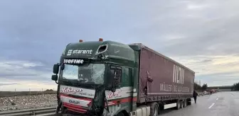 Edirne'de çarptığı bariyeri parçalayan tır karşı yöne geçti