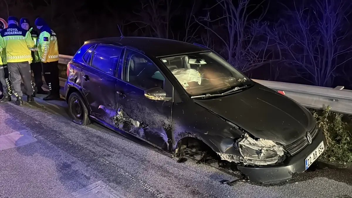 Edirne'de otobanda ters yönde ilerleyen otomobilin bariyere çarpması sonucu 2 kişi yaralandı
