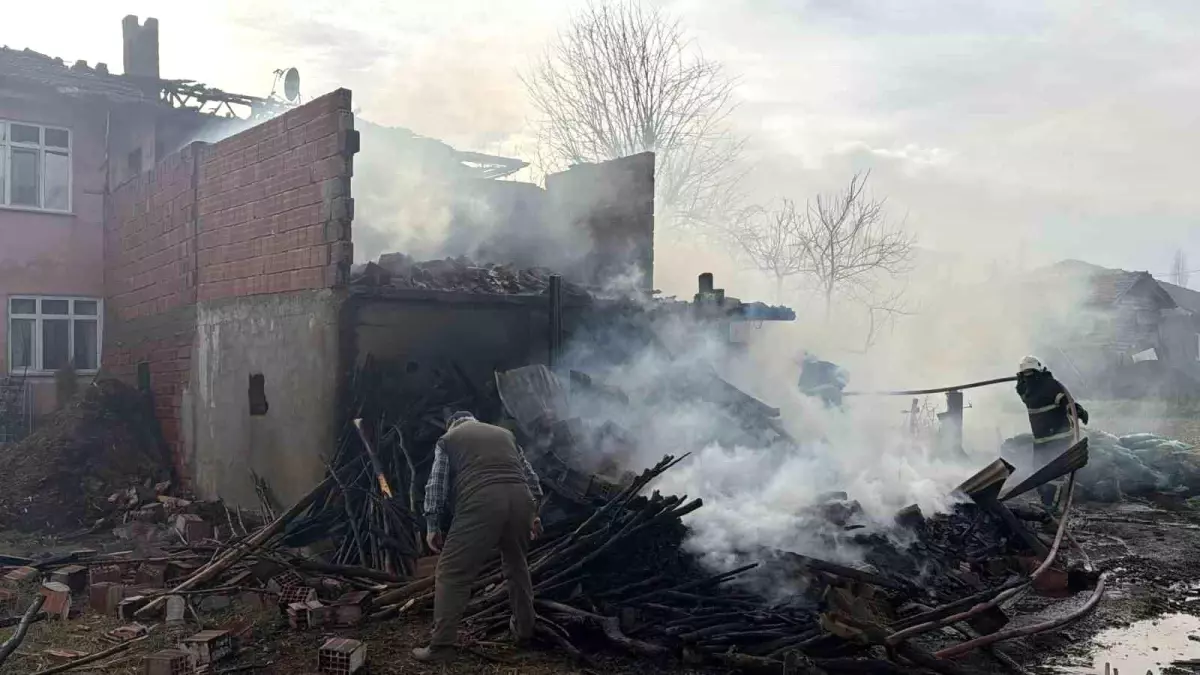 Erbaa'da ahırda çıkan yangın eve sıçradı