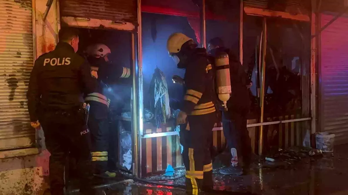 Erzincan'da gece yarısı yangın paniği: Çantacı dükkânı küle döndü