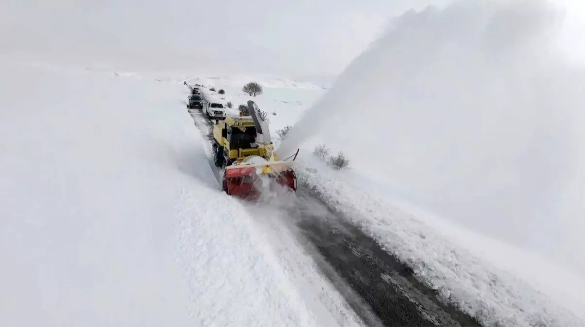 Erzincan'da kar ve tipi: 328 köy yolu ulaşıma kapandı