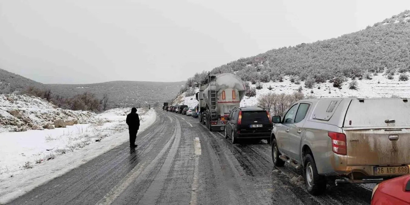 Eskişehir-Seyitgazi yolunda kuyruk oluştu