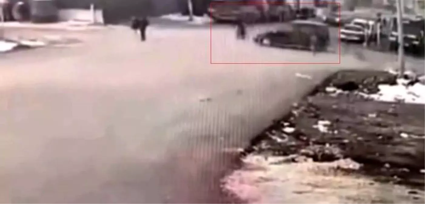 Gaziantep'te ilginç kaza: Hafif ticari araç motosiklete, motosiklet yayaya çarptı