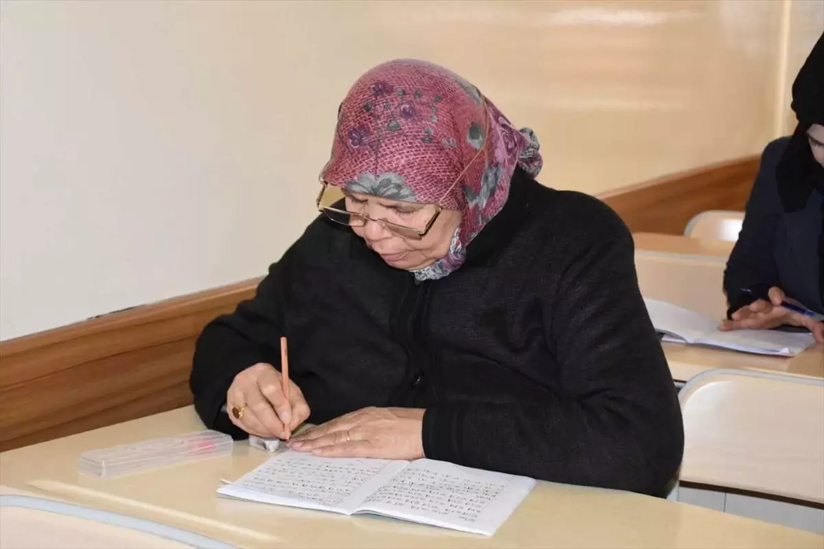 Gaziantep'te okuma yazma öğrenen 65 yaşındaki kadın hayaline kavuştu