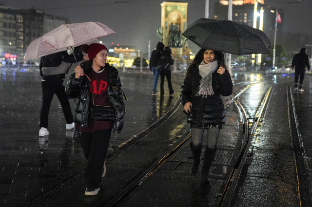 Heavy rain and strong winds were effective in Istanbul