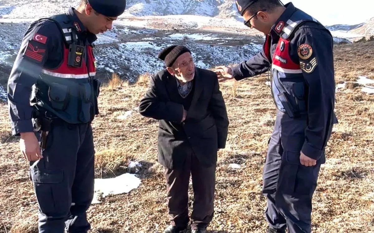 Alzheimer hastası ve kayıp yaşlı adam jandarma tarafından bulundu