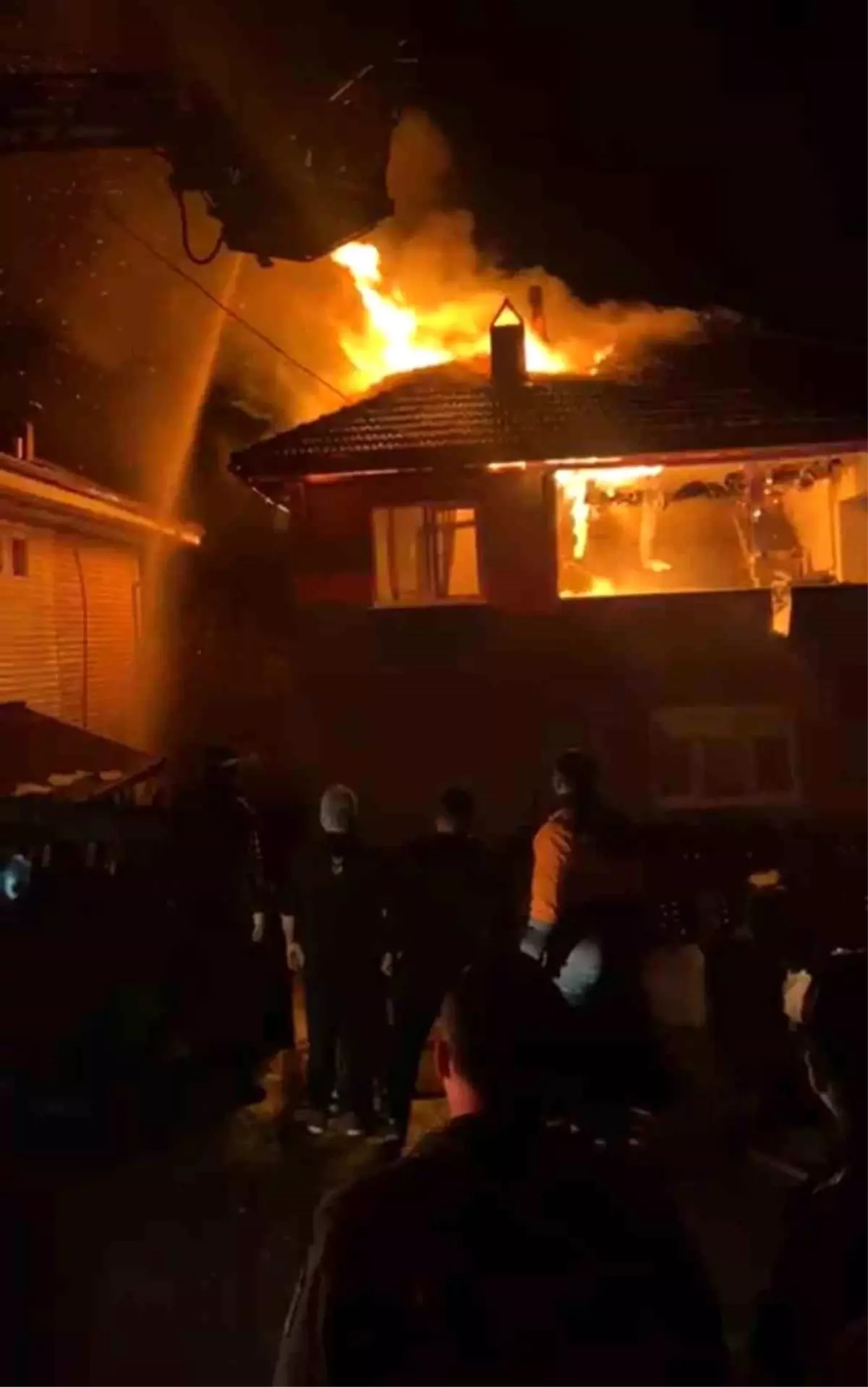 Karabük'te iki katlı evde korkutan yangın