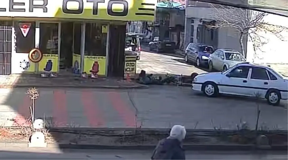 Karaman'da motosikletlinin yaralandığı kaza kameraya yansıdı