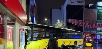 Kartal'da binaya çarpan İETT otobüsünde 6 yolcu yaralandı