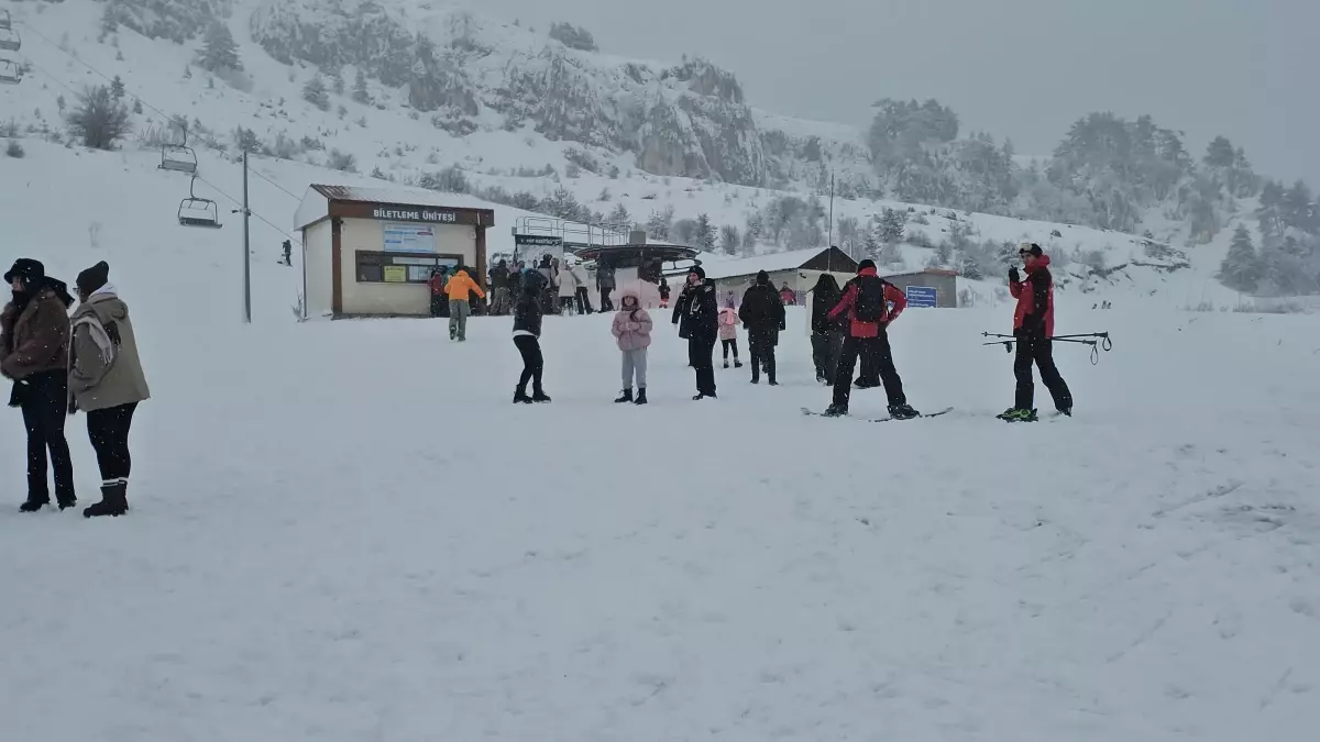 Keltepe kayak merkezi, hafta sonu tatilcilerin akınına uğradı