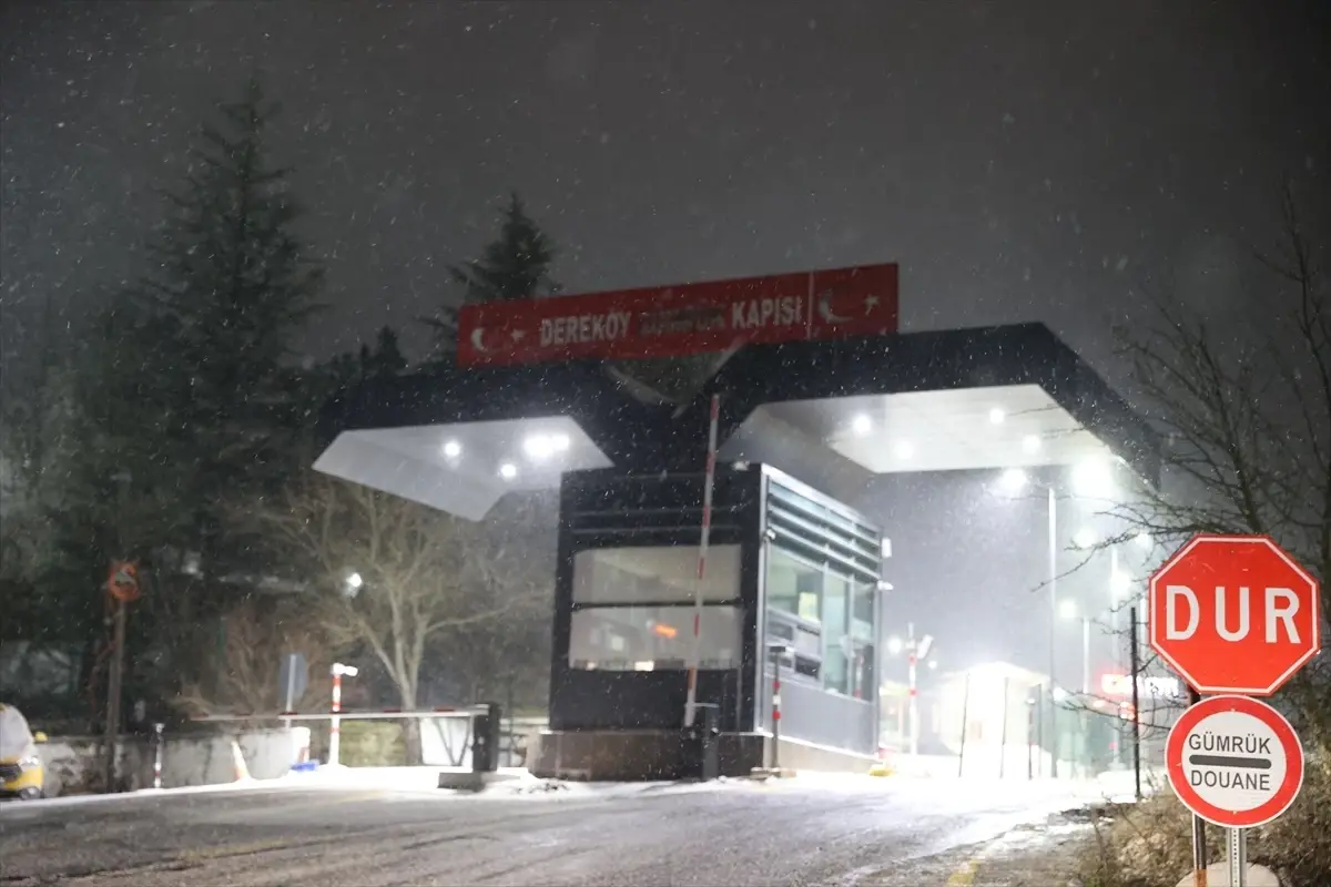 Kırklareli'nin yüksek kesimlerinde kar yağışı etkili oluyor