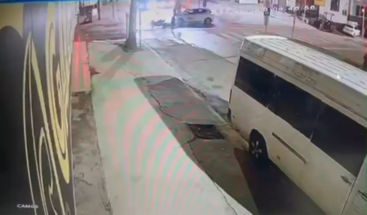 Kırmızı ışıkta geçen motosikletle otomobilin çarpıştığı kaza kamerada: 2 yaralı