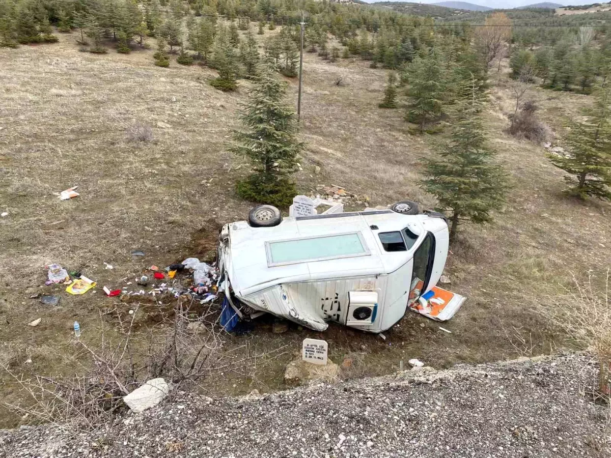 Kontrolden çıkan kamyonet şarampole yuvarlandı: 3 yaralı