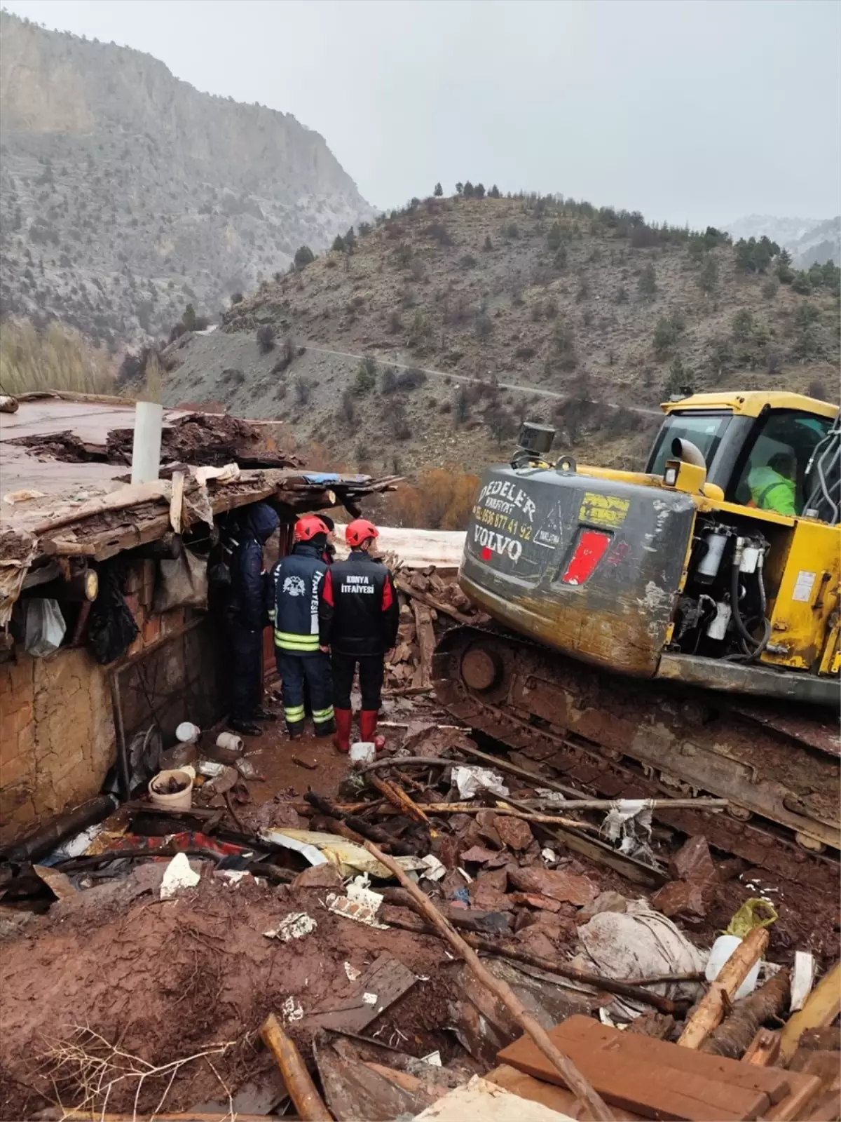 Konya'da şiddetli rüzgar hayatı olumsuz etkiledi
