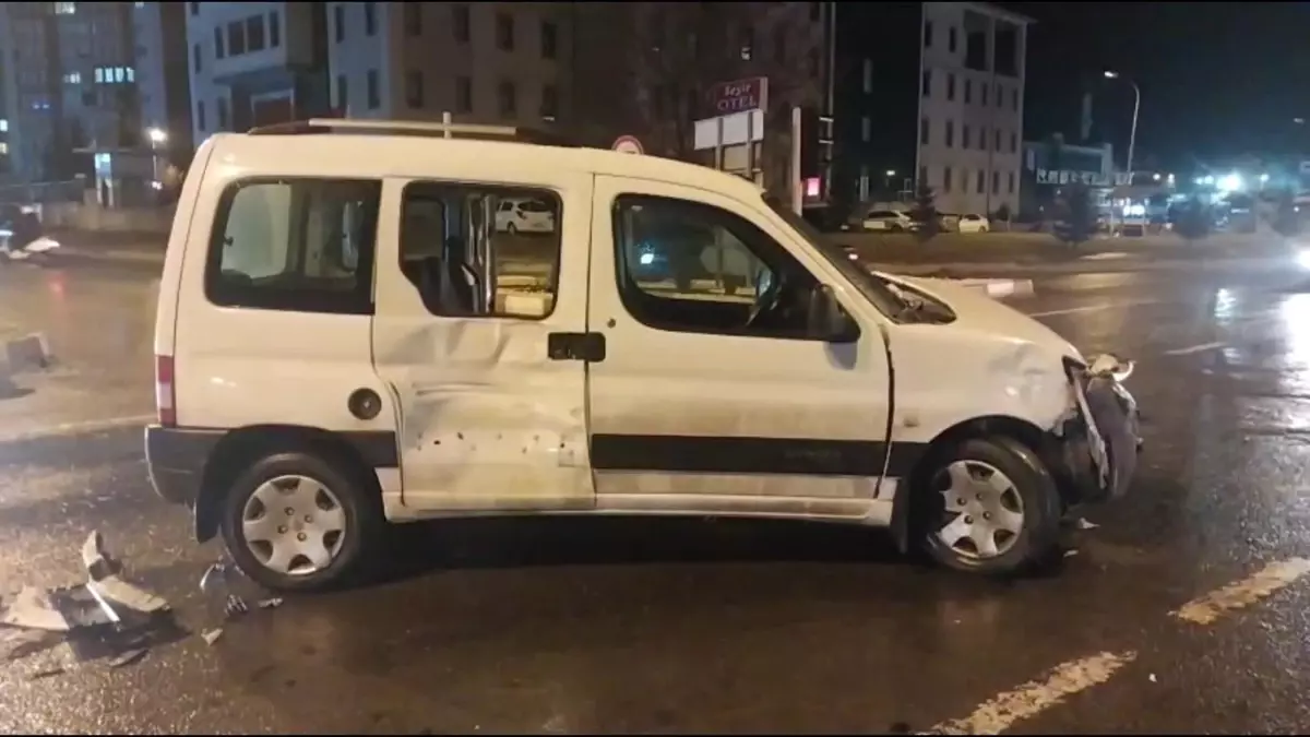 Kütahya'da ambulans ile otomobil çarpıştı: 1 yaralı
